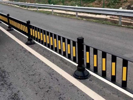 交通護欄的種類及各分類的規模，要求和用途有