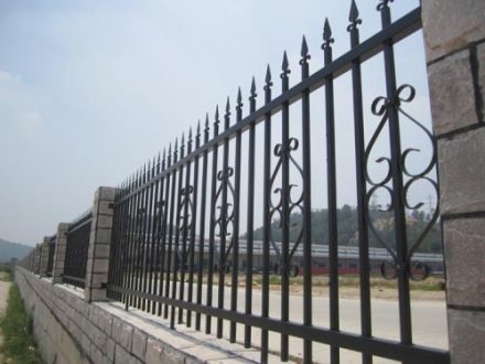  濮陽(yáng)鋁藝大門護(hù)欄那個(gè)廠家好-百度推薦